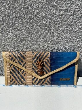 Hand crafted in the Bahamas! Straw clutch with Pineapple carving!